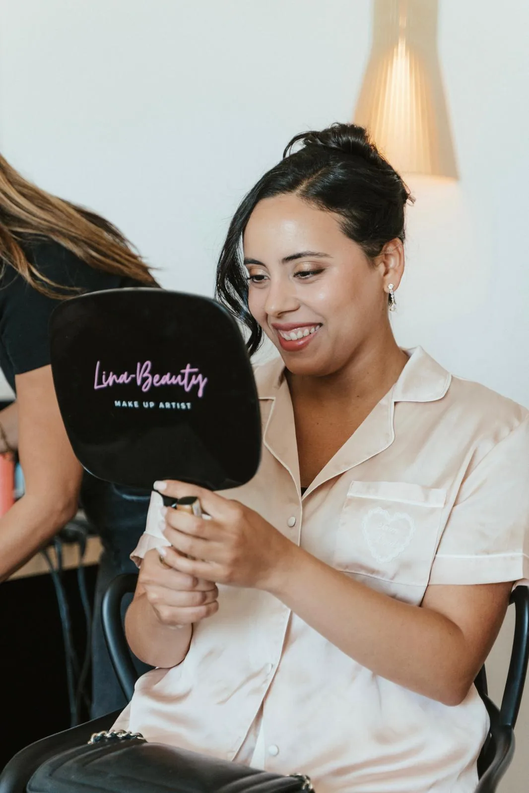 Mise en beauté mariée — teint frais et regard intensifié par une maquilleuse professionnelle du Golfe de Saint-Tropez