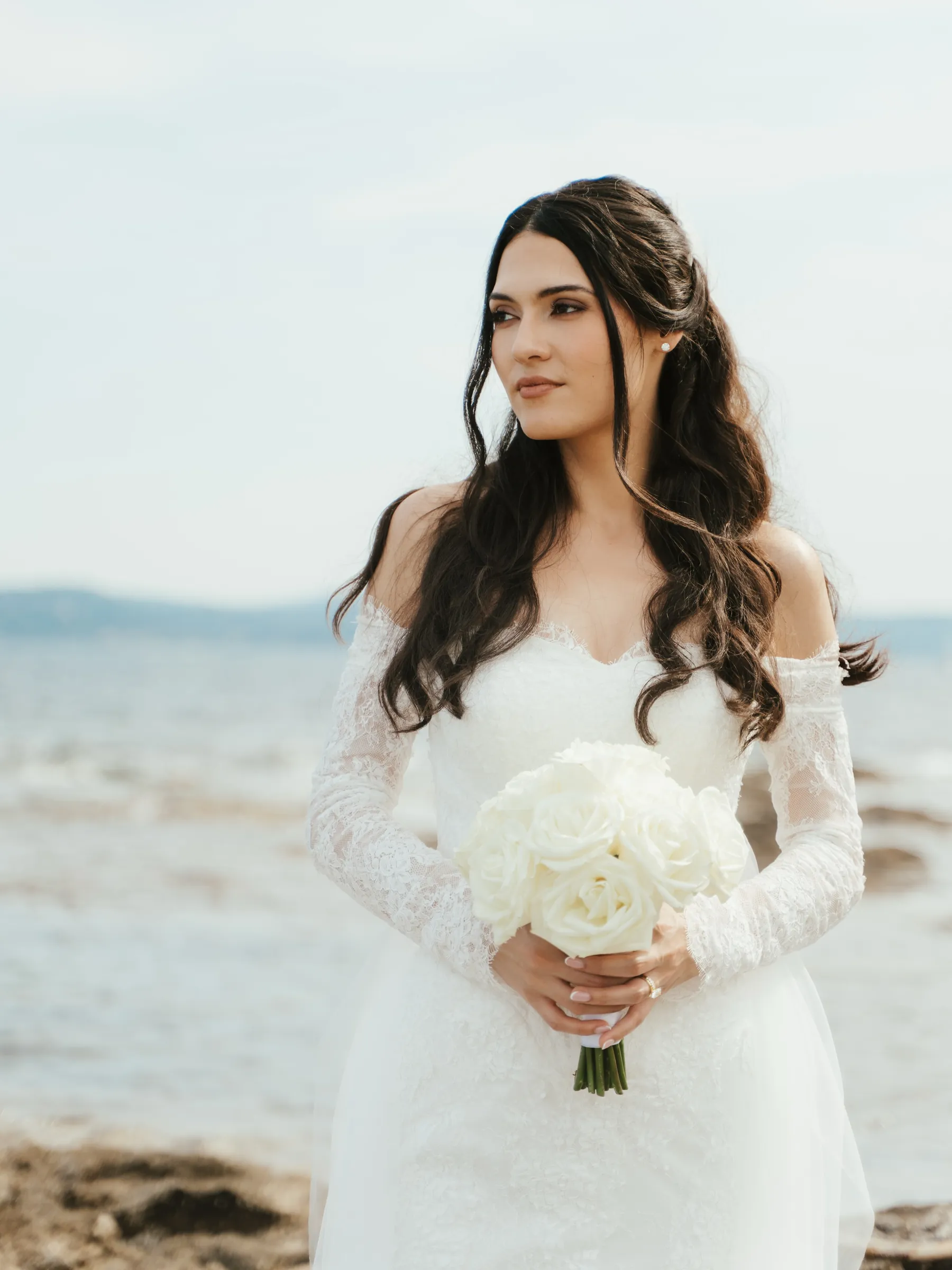 Mariée en robe dentelle, coiffure ondulée face à la mer, mariage dans le Var