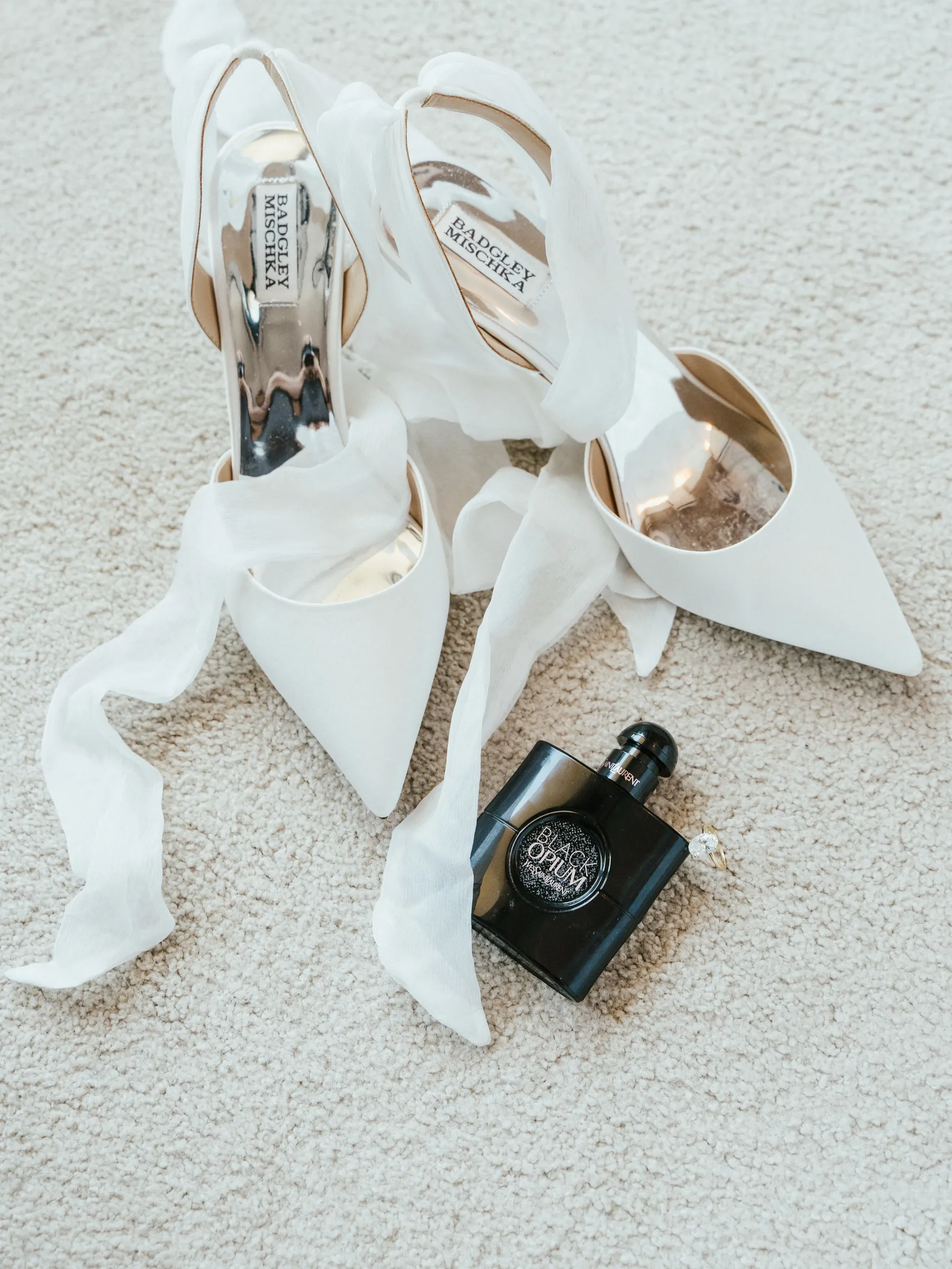 Chaussures et accessoires de mariée avant la mise en beauté, Golfe de Saint-Tropez