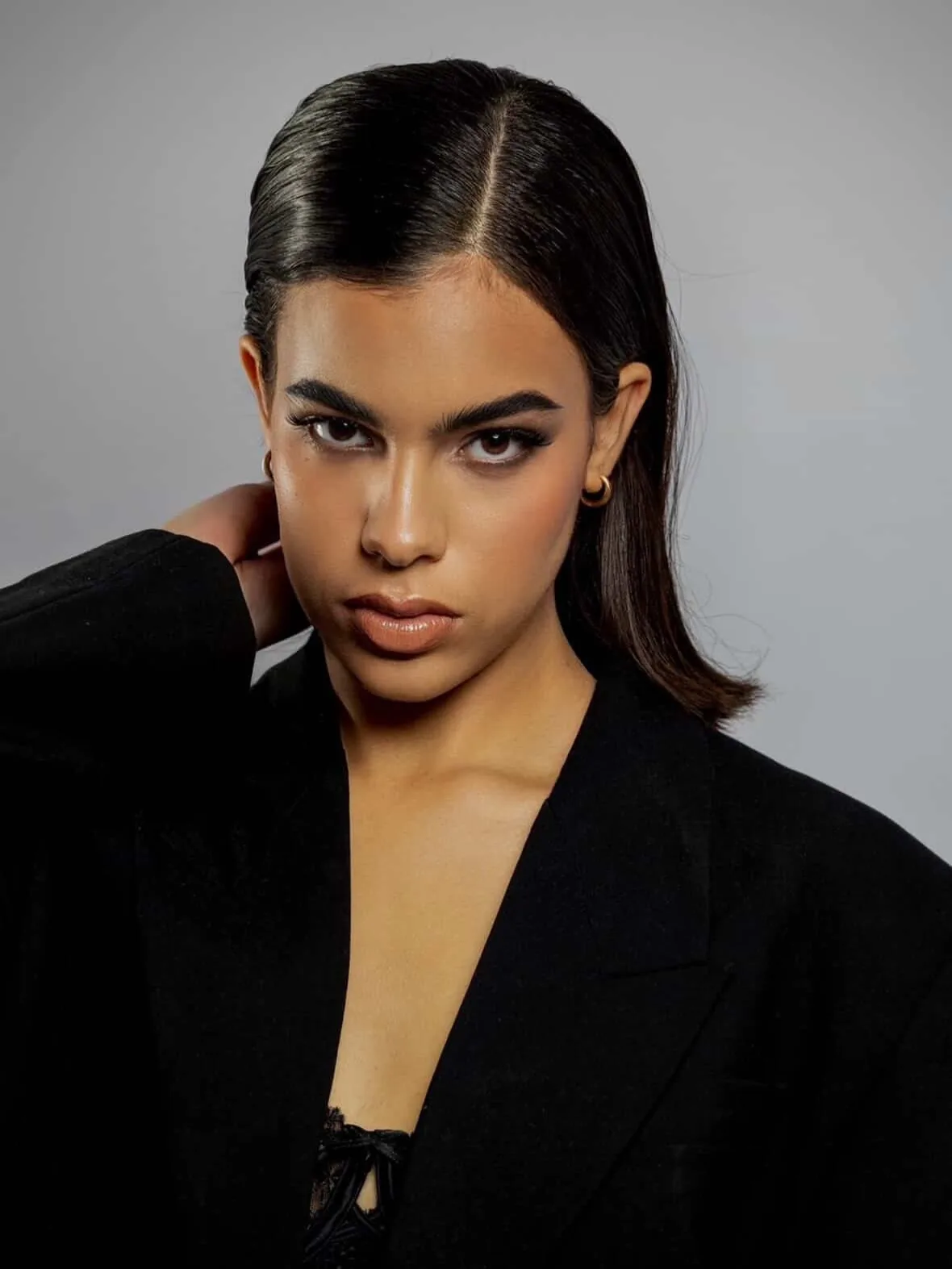 Maquillage sophistiqué et coiffure lissée pour un shooting studio, maquilleuse professionnelle Var