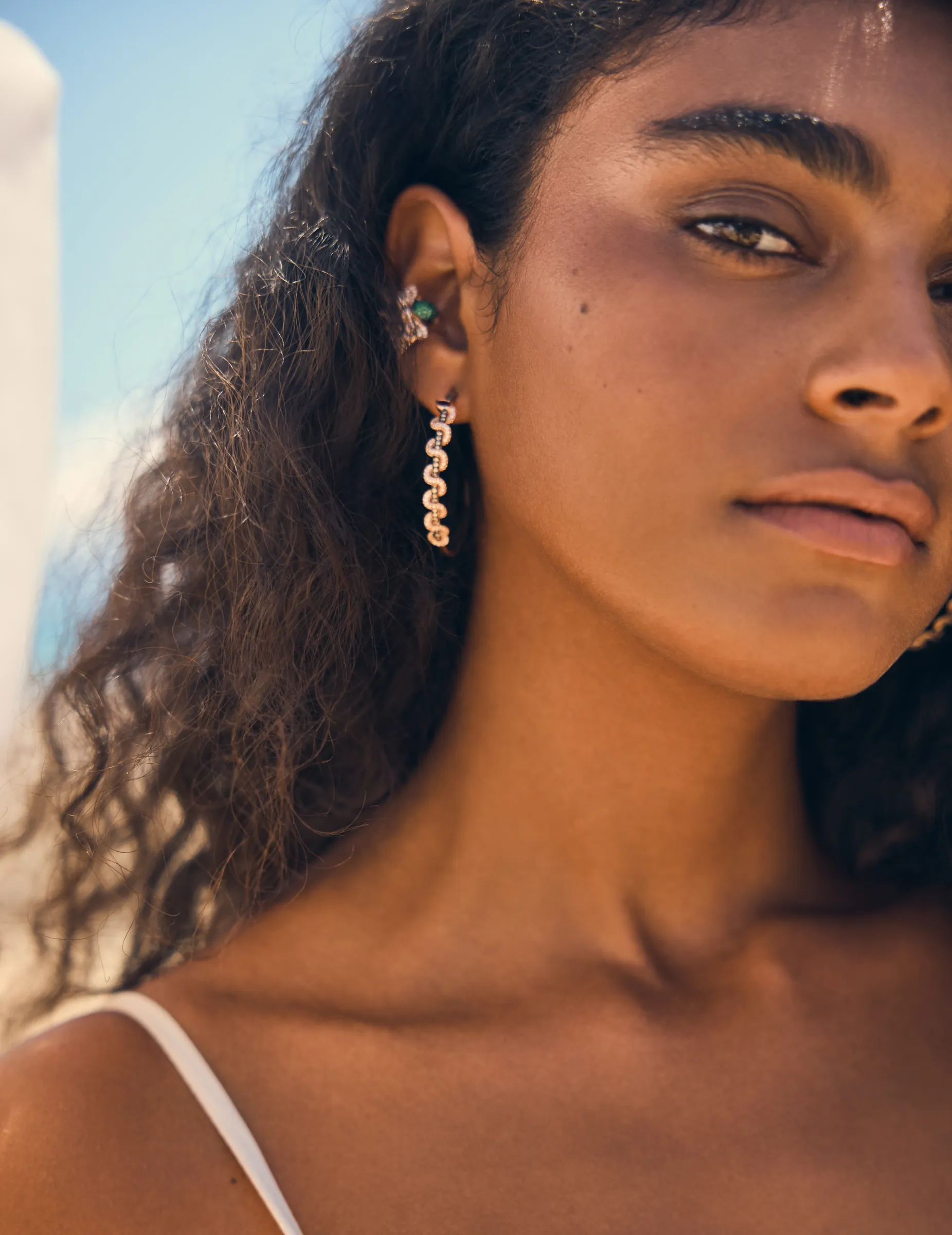 Détail maquillage et bijoux pour une séance photo éditoriale, Golfe de Saint-Tropez